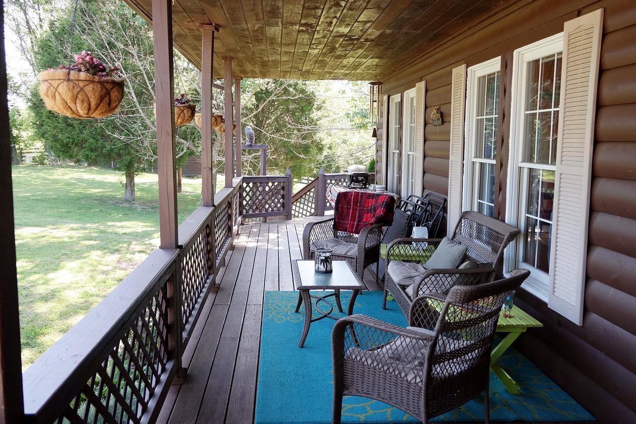 crawl space under porch