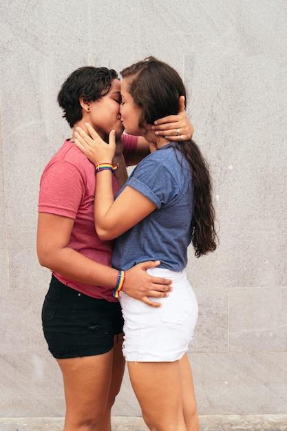 brazil lesbians kissing