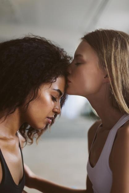 brazil lesbians kissing