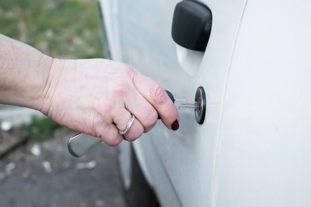 can a locksmith rekey a car door lock