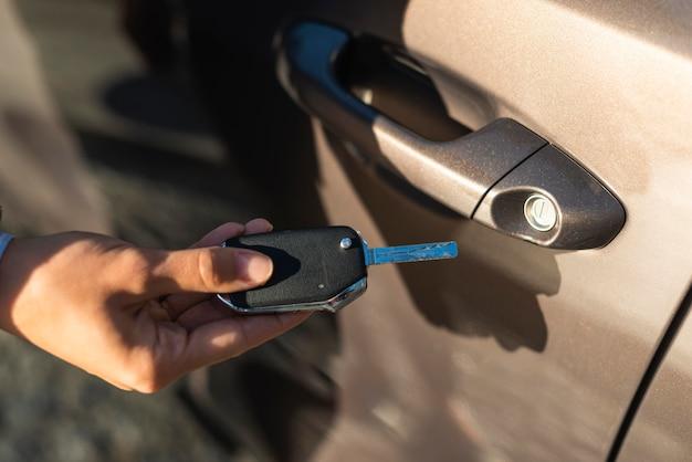 can a locksmith rekey a car door lock