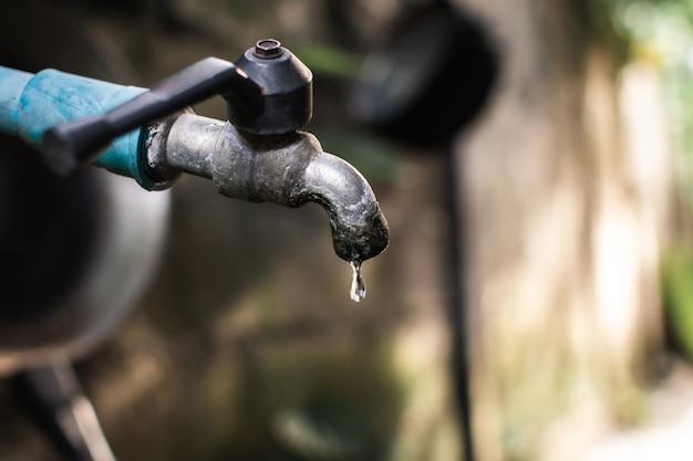 how long will water heater last after it starts leaking