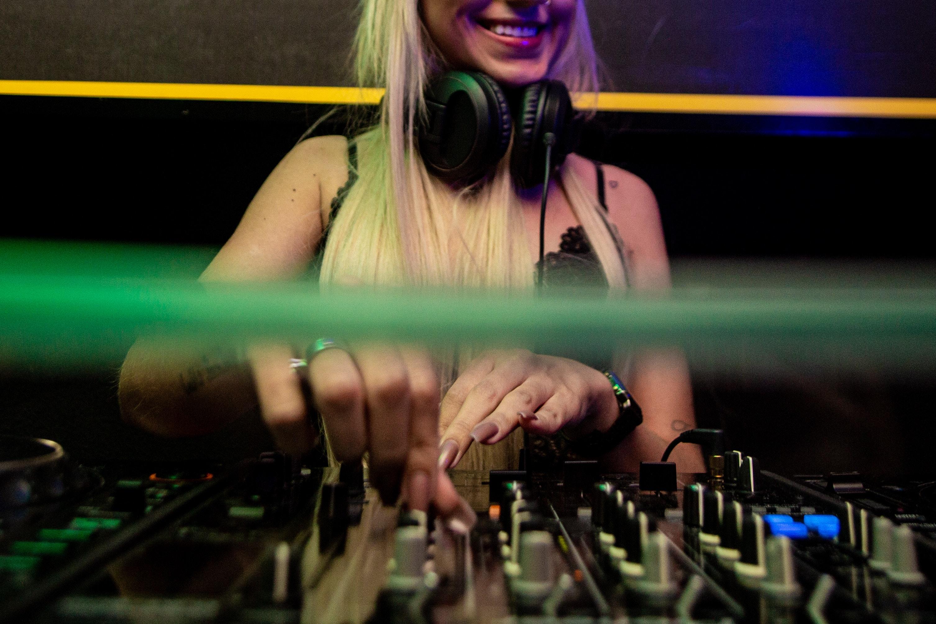 how to become a female dj