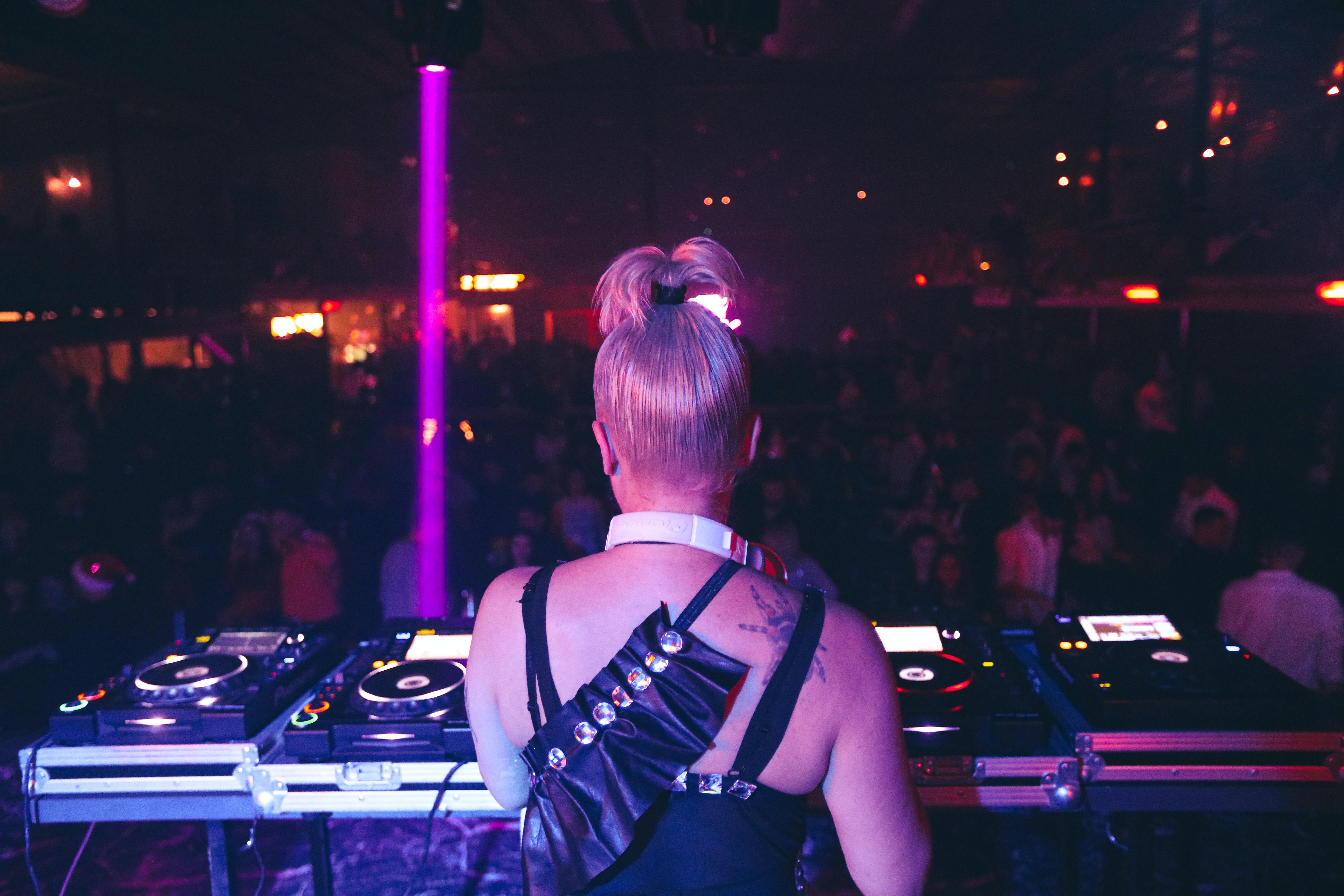 how to become a female dj