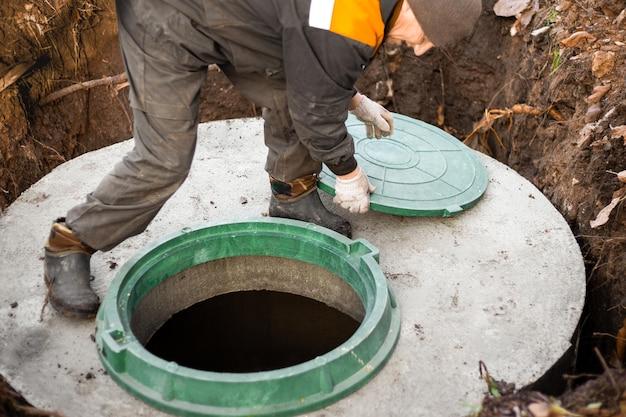 septic tank leaking from lid