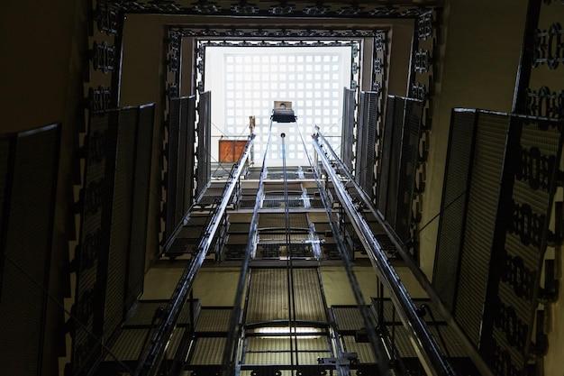 chain driven elevator