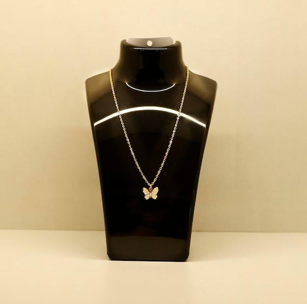 van cleef & arpels frivole pendant necklace