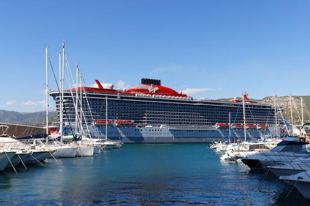 virgin voyages scarlet lady daily schedule