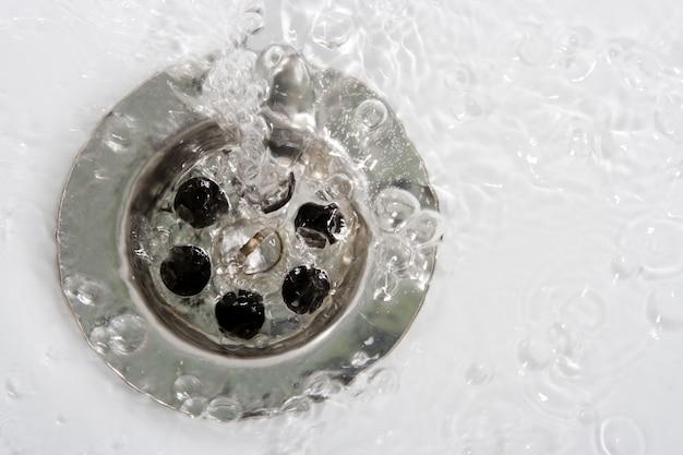 toilet bubbles when tub drains