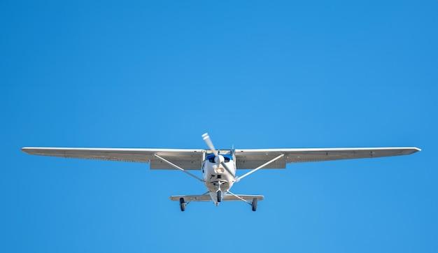 How far can a Cessna 172 fly on a full tank?