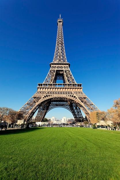 Is Paris or Manhattan bigger?