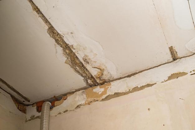 what can cause a leak in the ceiling