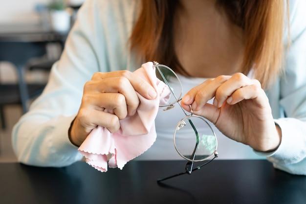 Can I Clean My Glasses With Alcohol Wipes 