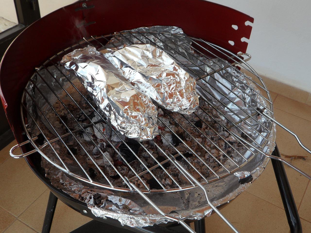 Can I Line My Charcoal Grill With Aluminum Foil 