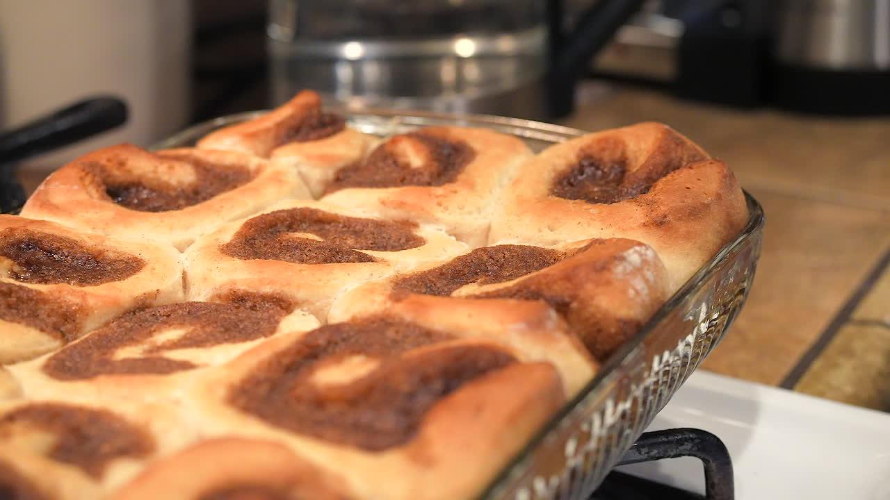  Can I Use A Glass Pan To Bake Cinnamon Rolls 