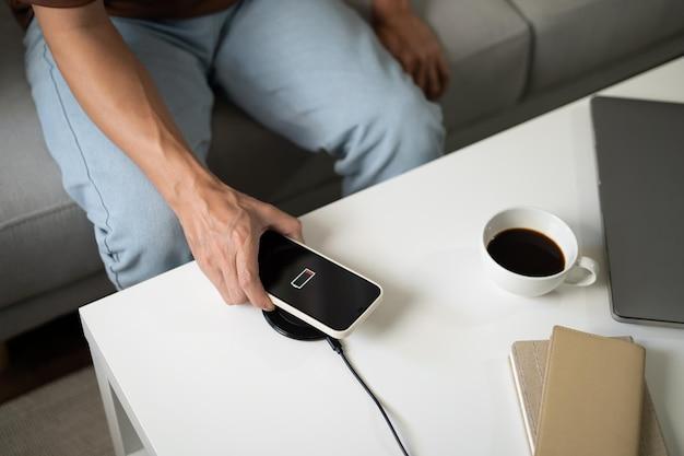 Do Wireless Chargers Continue To Draw Energy When Plugged In 