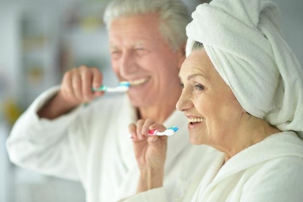  How Can Seniors Whiten Their Teeth 