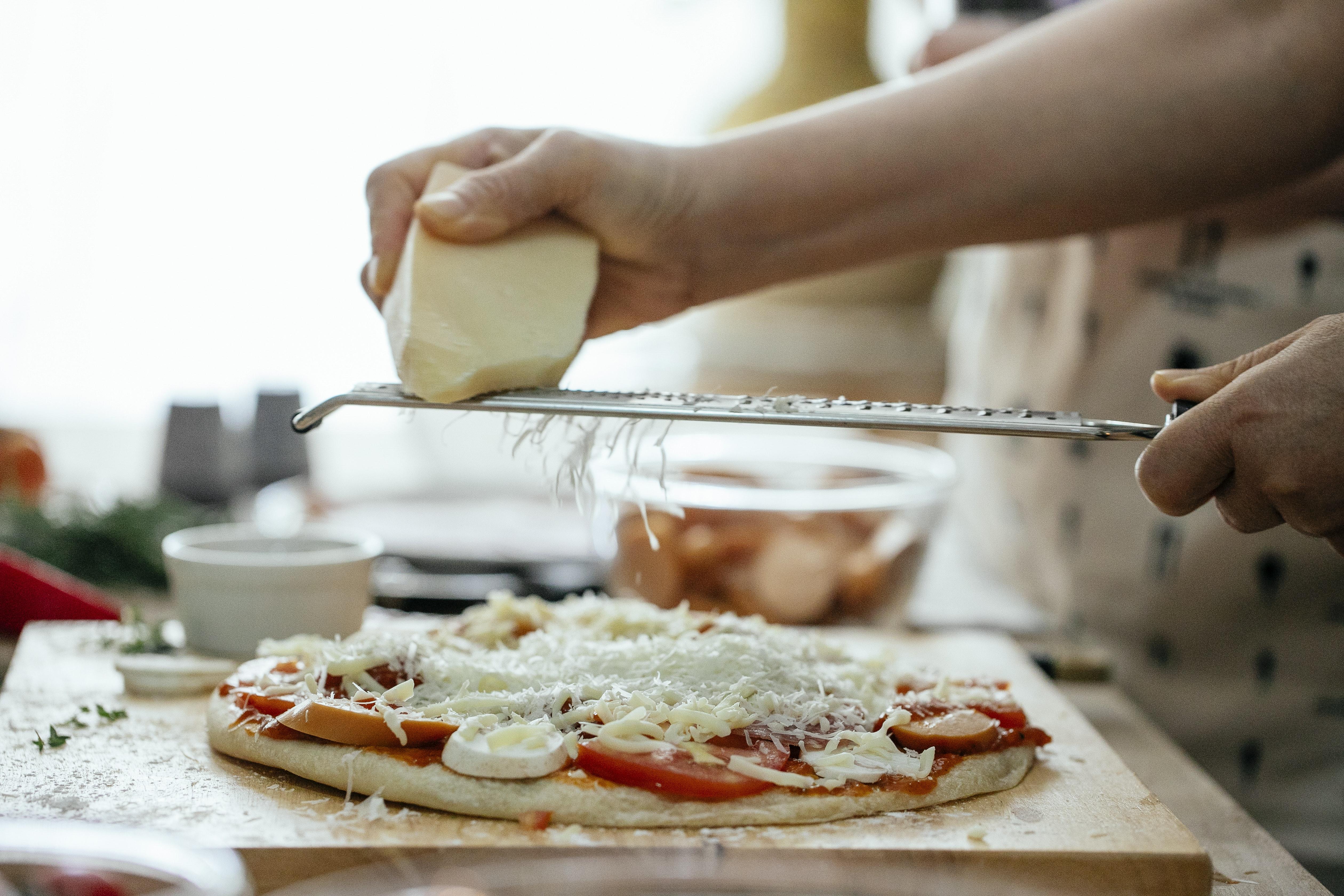 Стоит ли добавлять. Сыр для пиццы нарезанный. Cooking pizza. Готовить пиццы для родных. Человек готовит пиццу 1920 1080.