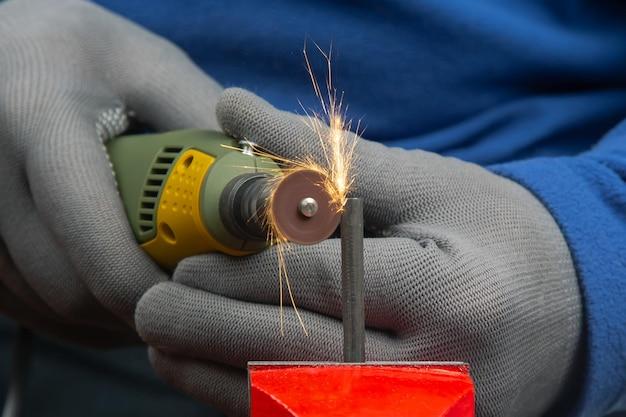  How To Cut A Mirror With A Dremel 