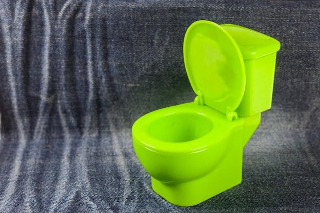  How To Turn Toilet Water Green 