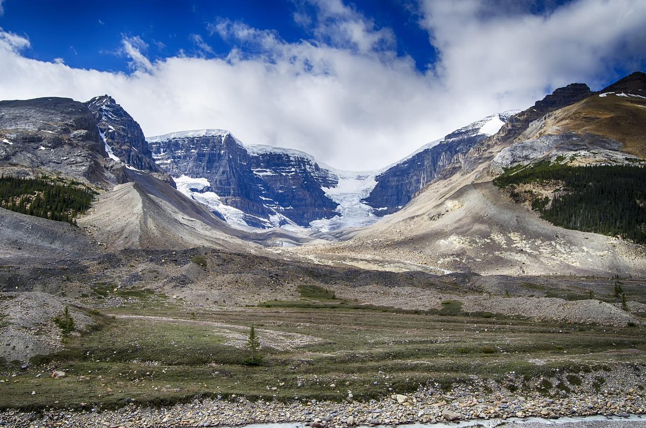 What is the main difference between a continental glacier and valley glacier? 