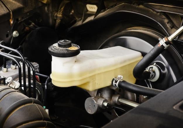 What kind of brake fluid does a 2000 Ford Ranger take? 